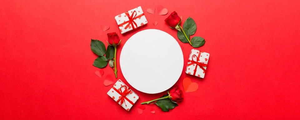 Frame made of rose, git box, heart and blank greeting card mockup on Colore.. Foto stock
