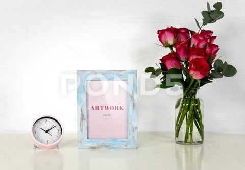Frame with Roses Photo Mockup Modello PSD