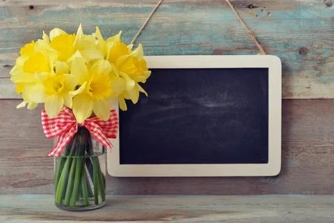 Framed blackboard with daffodils Foto stock