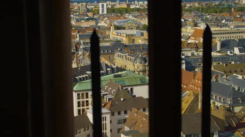 Framed city view with rooftops and distant mountains under a cloudy sky. Stockbeeldmateriaal 315282688