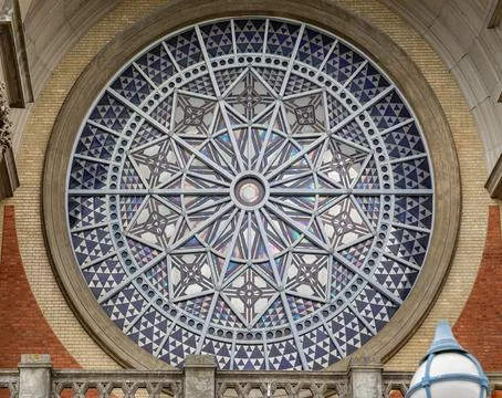 Framed by an elegant arched stone vault and detailed Corinthian-style colum.. 写真素材