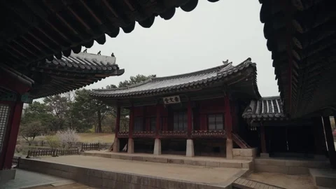 Framed Palace Corridor and Courtyard View at Changgyeonggung Palace Seoul Vídeo Stock 334274121