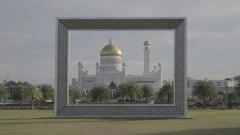 A framed Sultan Omar Ali Saifuddien mosque in brunei Stock Footage 248895877