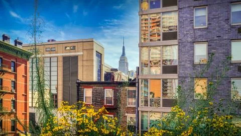 The framed view at the Empire State Building of New York through house facades 库存照片