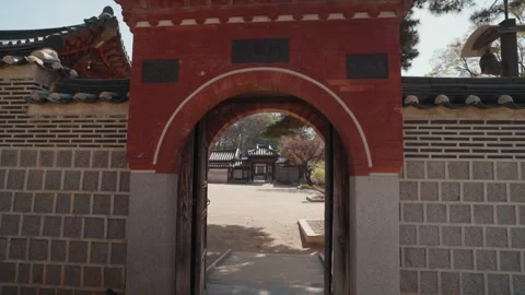 Framed View Through Palace Gate Gyeongbokgung Seoul Korean Architecture 스톡 동영상 333893655
