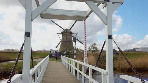 Framed view on windmill at Kinderdijk 動画素材 104779371