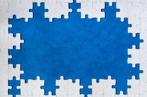 Framing in the form of a rectangle, made of a white jigsaw puzzle. Frame text Foto stock