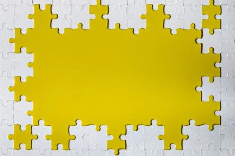 Framing in the form of a rectangle, made of a white jigsaw puzzle. Frame text Foto stock