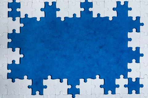 Framing in the form of a rectangle, made of a white jigsaw puzzle. Frame text Foto stock