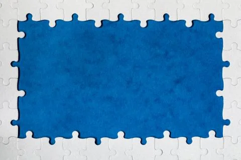 Framing in the form of a rectangle, made of a white jigsaw puzzle. Frame text Foto stock