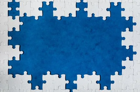 Framing in the form of a rectangle, made of a white jigsaw puzzle. Frame te.. Foto stock
