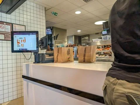 France, 09 August 2024 : Ordering food at Burger King counter with digital me Foto stock