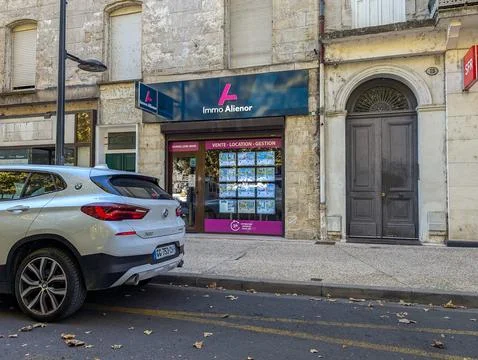 France, 16 August 2024: Immo Alienor real estate office with parked cars in.. Foto stock