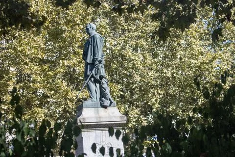 France, 16 August 2024: Statue of historical figure in public park surround.. Foto stock