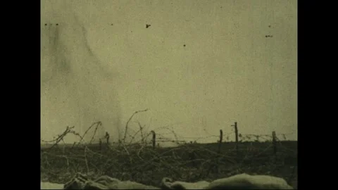 FRANCE - 1918: Spring Offensive - Gun crew fires through drifting smoke 库存影片 343997722