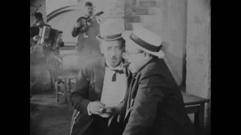 FRANCE - 1926 - In this silent comedy, drunk men drink more at a bar while a man 库存影片 323222929