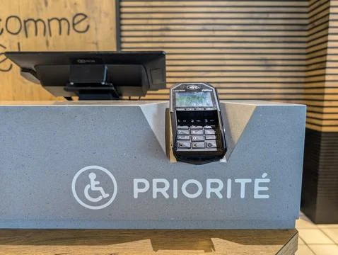 France, 28 August 2024 : Payment terminal at a priority access counter for di Foto stock