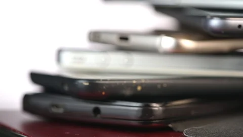 France-April 24, 2019, outdated models of mobile phones and smartphones on turnt 库存影片 106927176