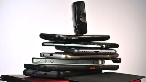 France-April 24, 2019, outdated models of mobile phones and smartphones on turnt 库存影片 106927517