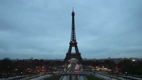 France: Eiffel Tower lights up to honor victims of Paris terror attacks Video stock 321091902
