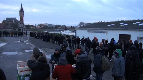 France January 2015 - Refugees queue up for food at a volunteer distribution Video stock 86624015