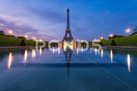 France, Paris, Eiffel Tower at dusk Stock Photos
