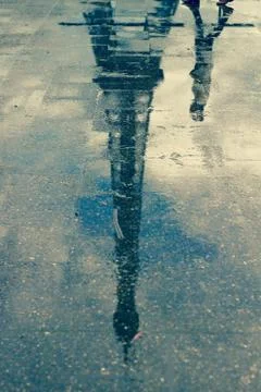 France, Paris, Reflection of Eiffel Tower in the puddle Stockfoto's