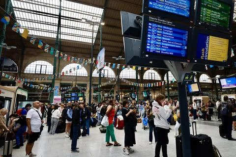 France's train network hit by 'massive attack' ahead of Paris Olympics opening c Stock Photos