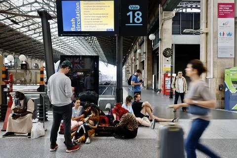 France's train network hit by 'massive attack' ahead of Paris Olympics opening c 스톡 사진