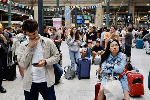 France's train network hit by 'massive attack' ahead of Paris Olympics opening c Foto stock