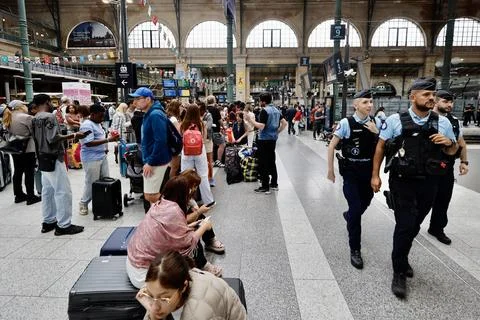 France's train network hit by 'massive attack' ahead of Paris Olympics opening c Foto stock