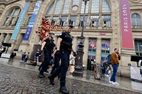 France's train network hit by 'massive attack' ahead of Paris Olympics opening c Foto stock