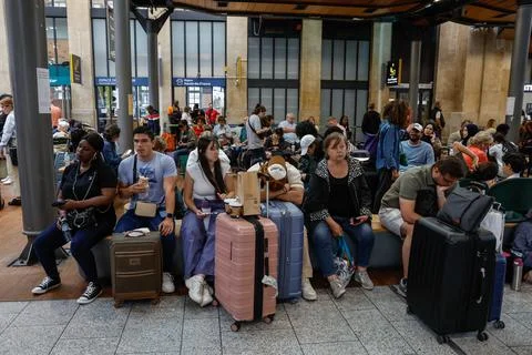 France's train network hit by 'massive attack' ahead of Paris Olympics opening c Foto stock