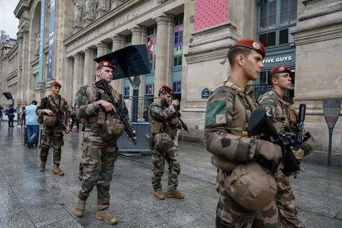 France's train network hit by 'massive attack' ahead of Paris Olympics opening c Foto stock