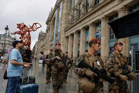 France's train network hit by 'massive attack' ahead of Paris Olympics opening c Foto stock