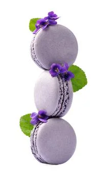 Franch macaroons cake with violet flower on white backgrounds. Foto stock