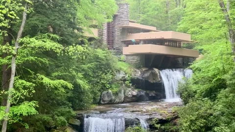 Frank Lloyd Wrights Fallingwater House in Spartanburg on February 24, 2018 Stockbeeldmateriaal 348166311