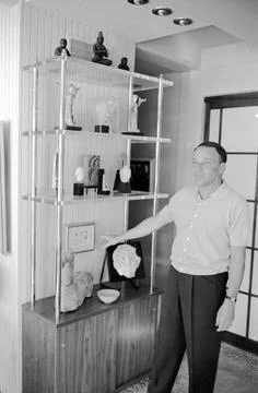 Frank Sinatra shows off his affinity for art with his personal collections in hi Stock Photos