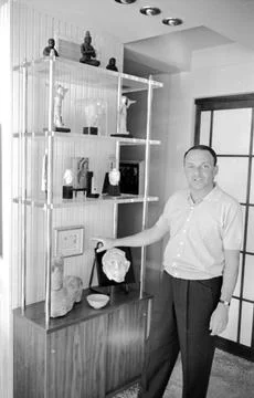 Frank Sinatra shows off his affinity for art with his personal collections in hi Stock Photos