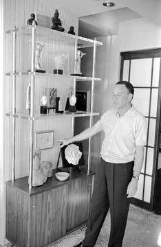 Frank Sinatra shows off his affinity for art with his personal collections in hi Stock Photos
