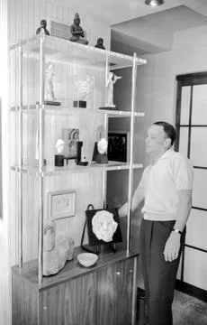 Frank Sinatra shows off his affinity for art with his personal collections in hi Stock Photos
