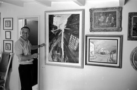 Frank Sinatra shows off his affinity for art with his personal collection of pai Stock Photos