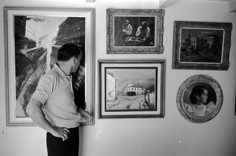 Frank Sinatra shows off his affinity for art with his personal collection of pai Stock Photos
