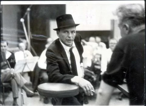 Frank Sinatra Talks It Over With Conductor During Recording Session. Foto stock