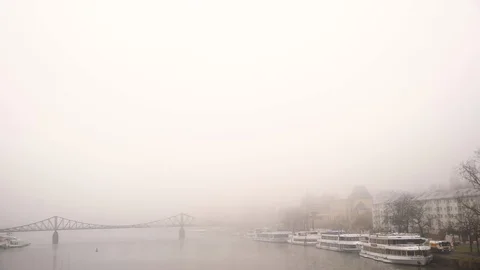 Frankfurt am Main - Eiserner Steg in Fog - Old Iron Bridge Video stock 120837556