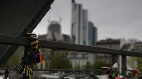Frankfurt eisener bridge rack focus Stock Footage 25210132