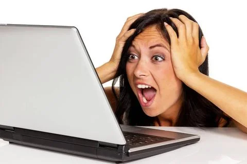  Frau hat Stress am Computer Eine junge Frau hat Stress mit Ihrem Laptop C... Stock-Fotos