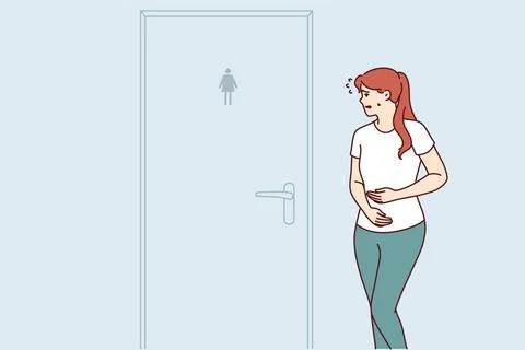 Frau leidet unter Durchfall eilt zur Toilette stehen in der Nähe geschloss.. Stock Photos