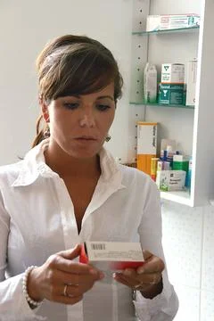 Frau liest Medikamenten-Beipacktext Frau liest Medikamenten-Beipacktext ,... Stock Photos