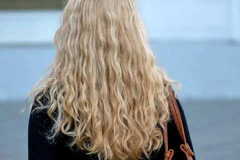  Frau mit langen blonden Haaren Frau mit langen blonden Haaren, Symbol für.. Stock Photos